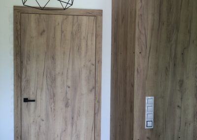 Realizace rodinného domu. Interiérové dveře a obložení stěn v dekoru gold craft oak.