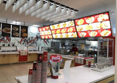 Realizace fast-foodu Panda ve Zlíně. Veškeré vodící a pracovní desky jsou vyrobeny z bílého umělého kamene - Corian.