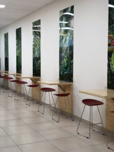 Realizace fast-foodu Panda ve Zlíně. Barové stoly jsou vyrobeny z bambusové dýhy.