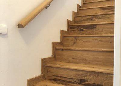 Realizace schodiště z dubové sukaté dýhy, která je opatřena olejem OSMO natural.