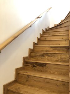 Realizace schodiště z dubové sukaté dýhy, která je opatřena olejem OSMO natural.