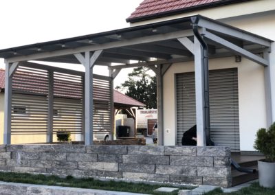Moderní šedá pergola s pultovou střechou, bočními slunečními clonami, krytinou z polykarbonátu a antracitovými klempířskými prvky.